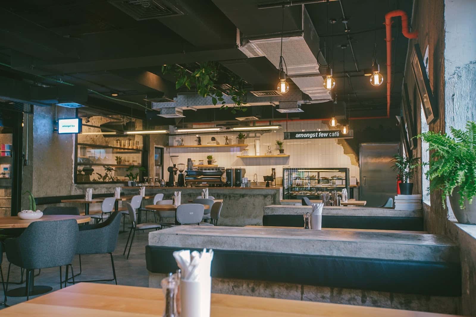 amongst few café