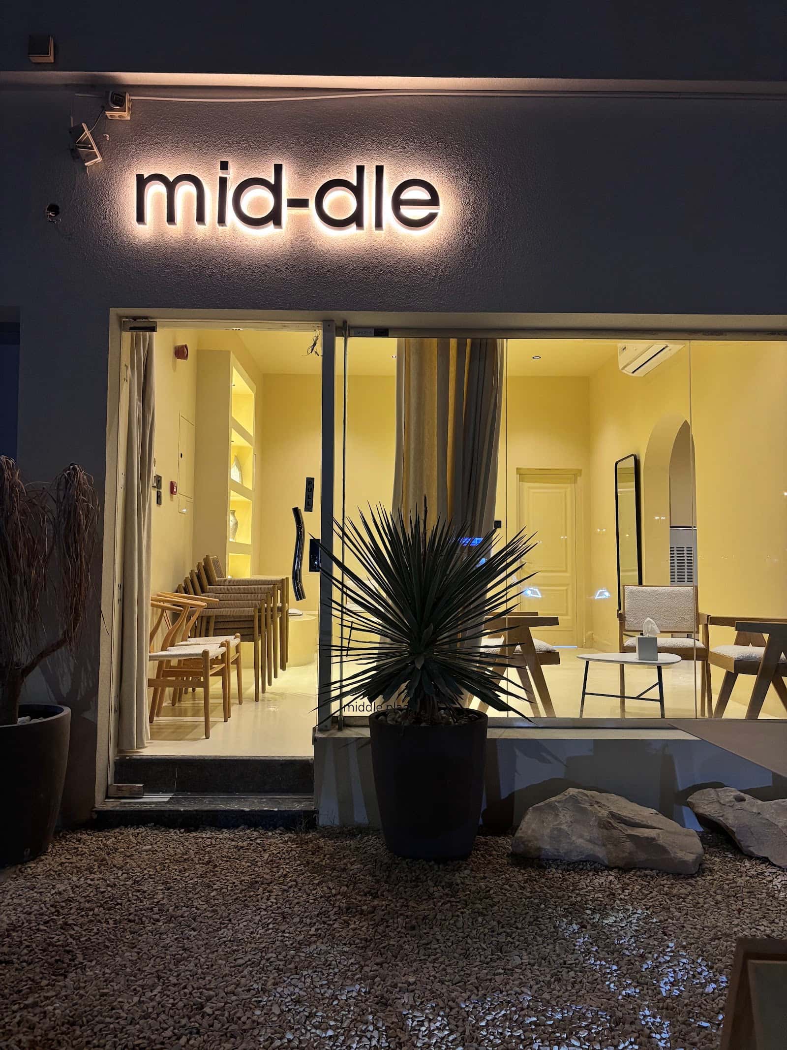 middle flower and cafe