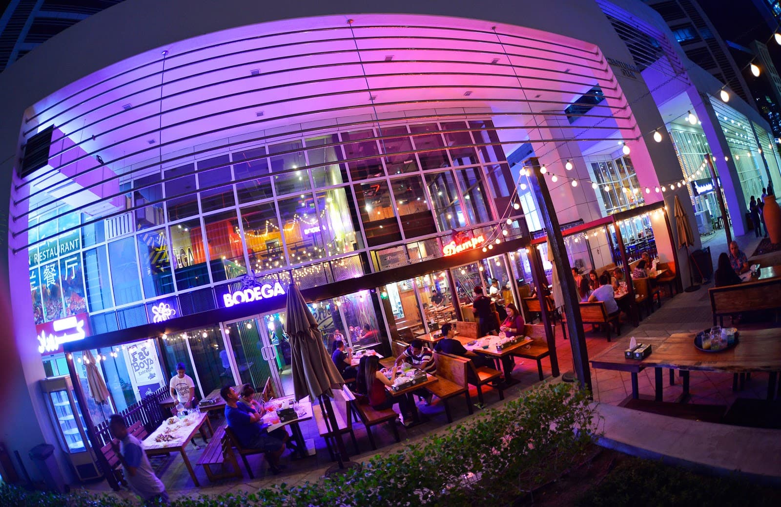 Dampa Seafood Grill - Dubai - Image 1
