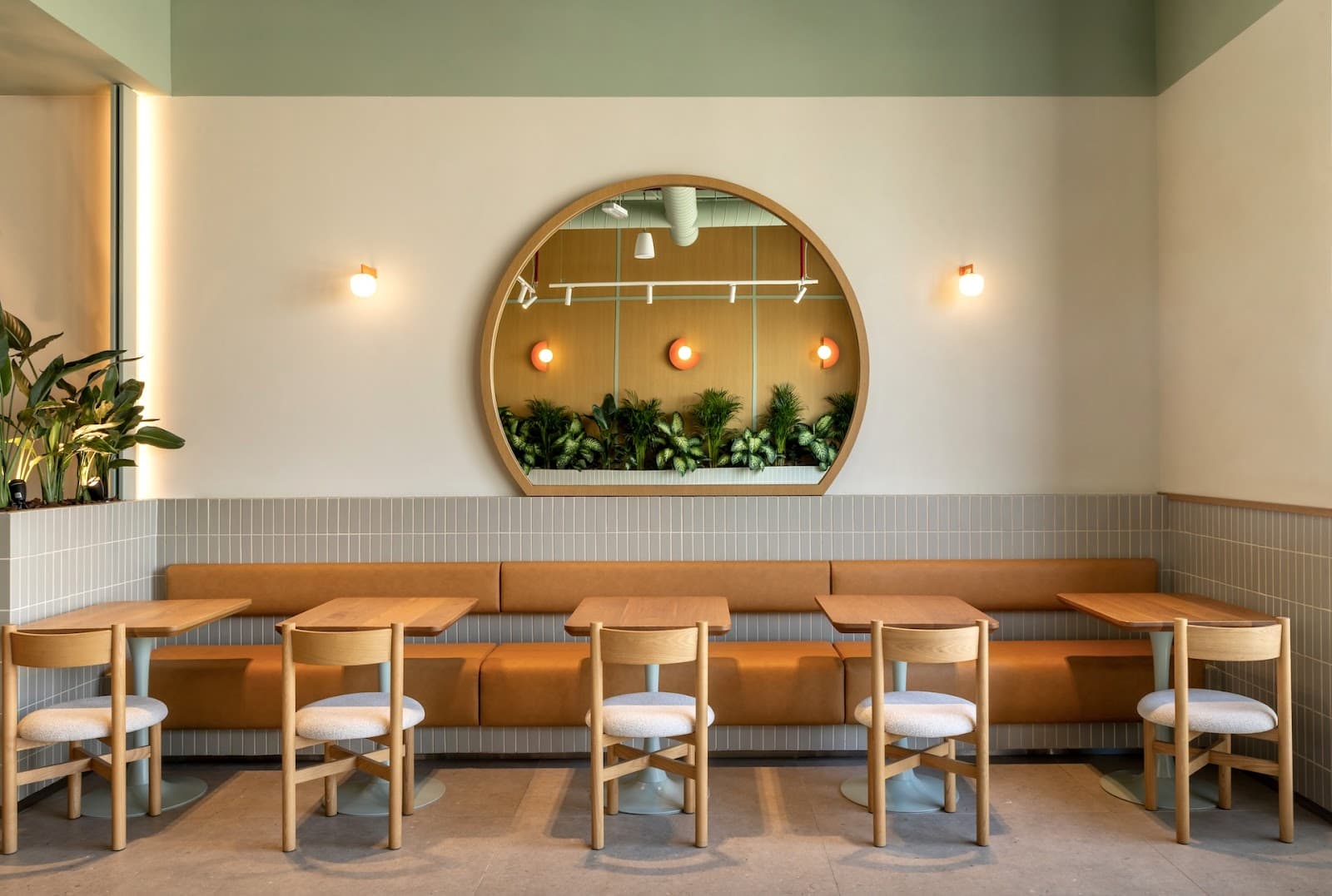 Friends Avenue Cafe AR3 - Image 1