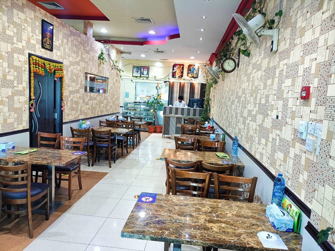 Hari Prasad Pure Vegetarian Restaurant - Image 1