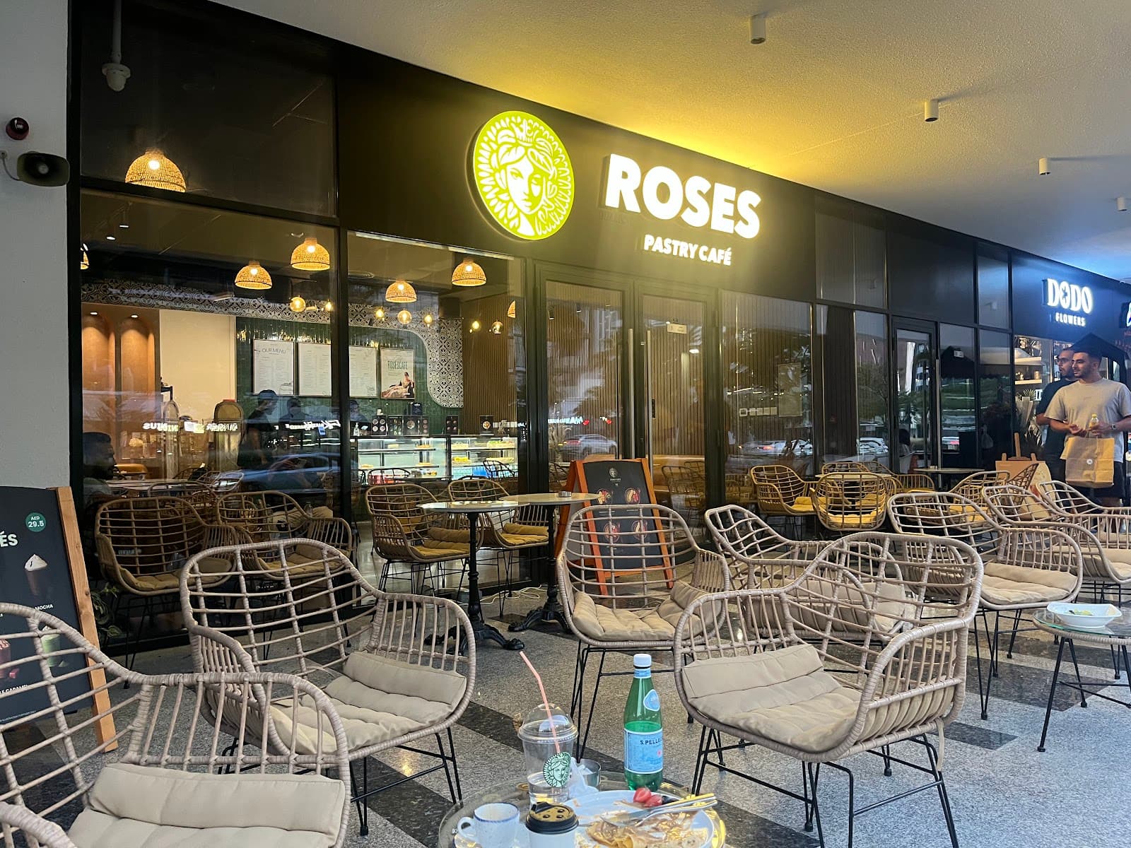 ROSES CAFE - Image 1